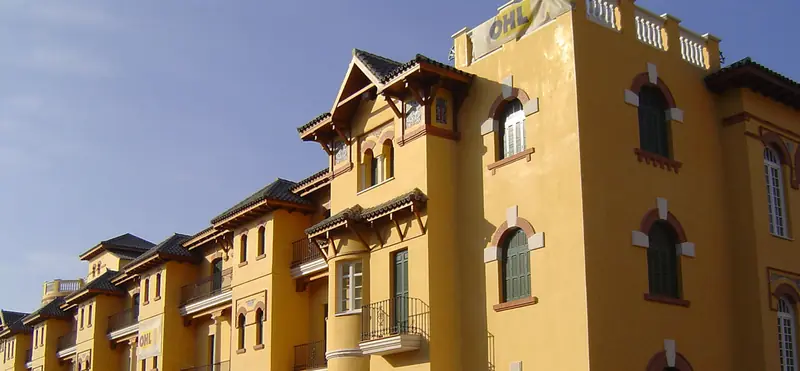 Edificio rehabilitado con revestimiento de mortero de cal en Málaga